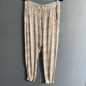 Cream Velvet Joggers with Elastic Waistband and Cuffs